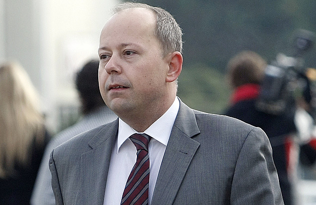 Mikrofon ukrytý nad zrcátkem, 200 tisíc v tašce. Jak si policie došlápla na zdravotnického šíbra ODS Šnajdra