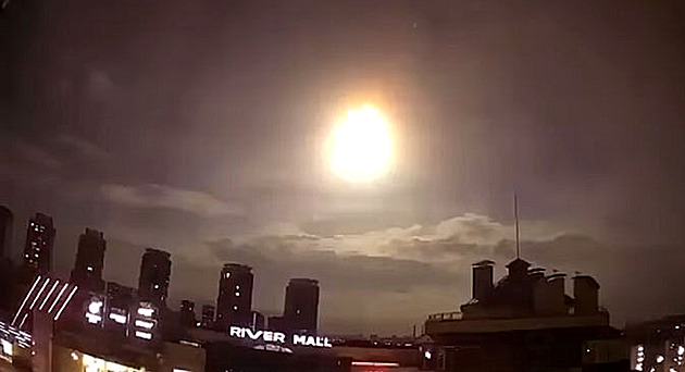 Kyjev vyděsil záblesk na obloze. Mělo jít o satelit NASA, ta to ale odmítá