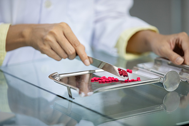 Dávka tablet na míru odsypaná z barelu. Pomůže přítrž plýtvání vyřešit nedostatek antibiotik na trhu?