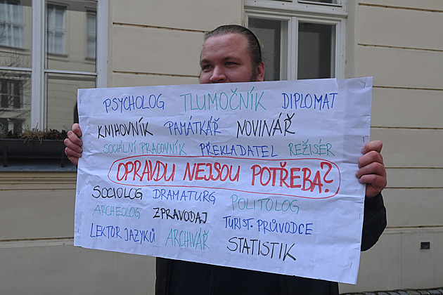 Jak mohou ušetřit filozofické fakulty? Třeba učit jazyky společně, klacky pod nohy jim ale házejí zákony