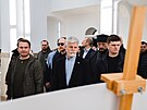 Petr Pavel si prohlédl výstavu vále�ných fotografií v kostele sv. Ond�eje v Bu�i