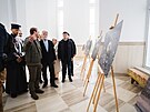 Petr Pavel si prohlédl výstavu vále�ných fotografií v kostele sv. Ond�eje v Bu�i