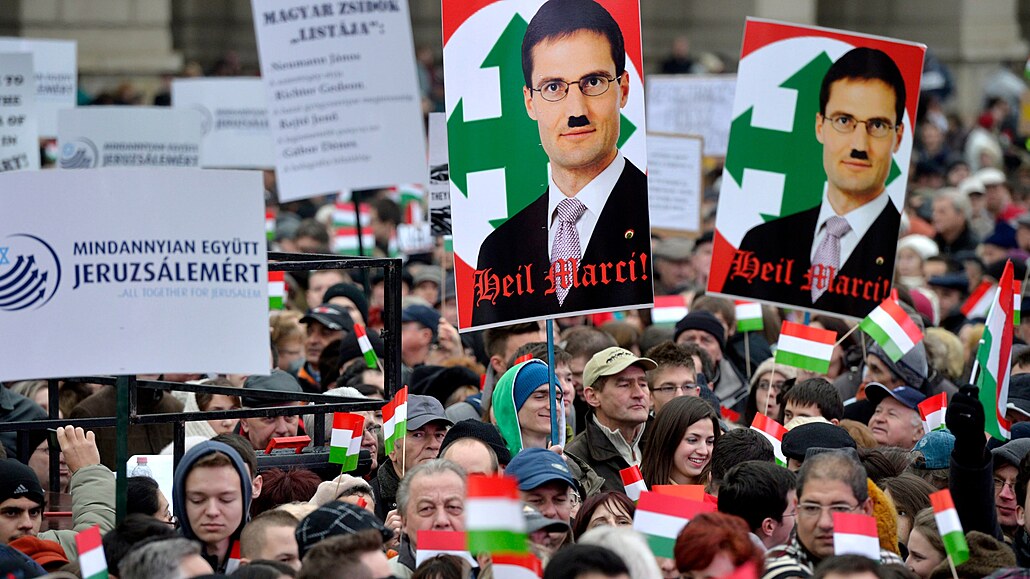 Demonstranti dr�í transparenty s podobiznou poslance Jobbiku Mártona...