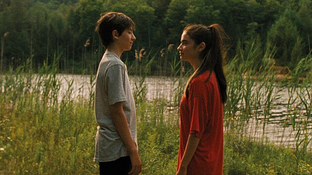 Letní opojení. Bastien (Joseph Engel) a Chloé (Sara Montpetit).
