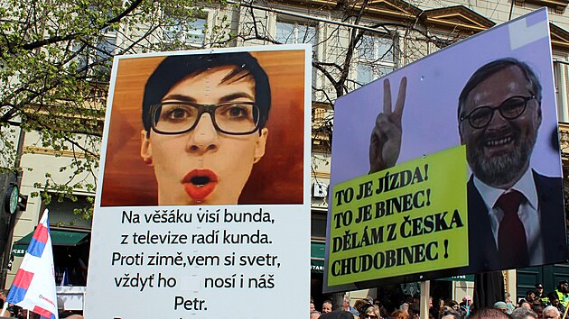 Markta Pekarov Adamov (TOP 09) na transparentu pi demonstracch v Praze.