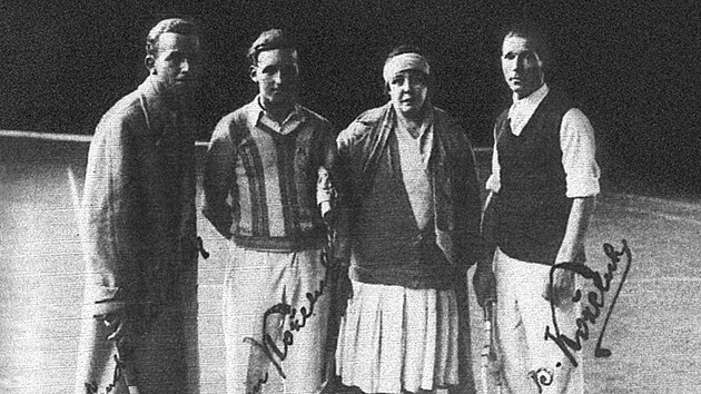 Sourozenci Koželuhovi na tenisových dvorcích vyrůstali. Na snímku (zleva) Antonín, Jan, Marie a Karel