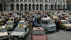 Zdání může klamat. Mohutné protesty v Budapešti roku 1990 zachycené ve snímku...