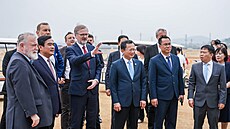 Premiér Petr Fiala gestikuluje během své asijské cesty.