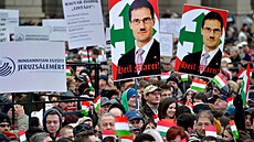 Demonstranti drží transparenty s podobiznou poslance Jobbiku Mártona...
