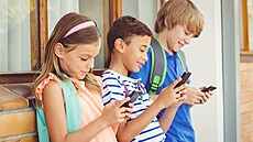 Děti s mobilními telefony - ilustrační foto.