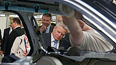 Výrobní linku �koda Auto nav�tívil p�ed devíti lety také tehdej�í n�mecký...