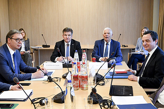 Zleva srbský prezident Aleksandar Vui, zvlátní pedstavitel EU Miroslav...