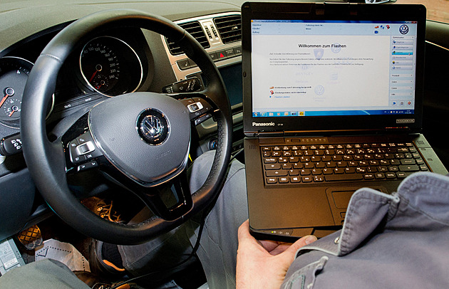 V dceři Volkswagenu mají padat hlavy. Zájemci o luxusní Audi a Porsche už nechtějí čekat na technologie