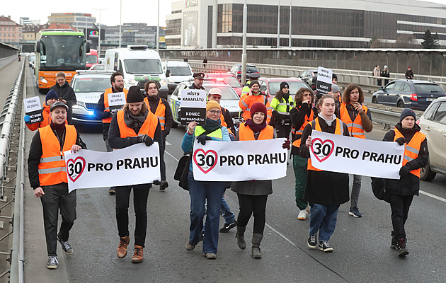 Třicítka v místech, kde se dá jet rychleji, může škodit, zní od expertů směrem k aktivistům