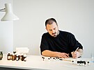 Théo Belmas vystudoval molekulární chemii a parfumerii. Absolvoval n�kolik...
