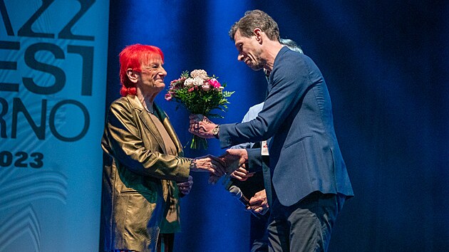 JazzFestBrno 2023: Ředitel festivalu Vilém Spilka gratuluje Janě Koubkové k udělení Ceny Gustava Broma