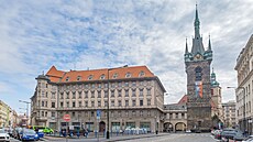 Cukrovarnický palác nalevo od Jindřišské věže je v současnosti využíván jako... | na serveru Lidovky.cz | aktuální zprávy