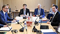 Zleva srbský prezident Aleksandar Vučić, zvláštní představitel EU Miroslav... | na serveru Lidovky.cz | aktuální zprávy