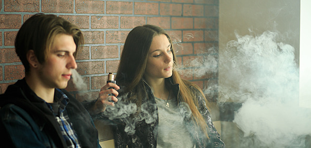 Vapovat a žvýkat tabák se prodraží. Nejvíce vzrostla cena e-cigaret, stát ale může o zisky přijít