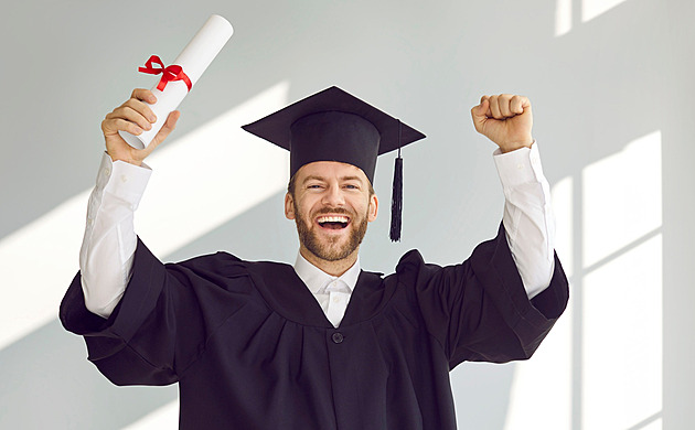 S titulem Ph.D. snáz do penze. Jurečka pomůže 50 tisícům doktorandům, ti jej za to chválí