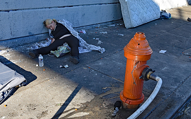 Zabijáckou zombie drogu do USA pašují synové „Prcka“ Guzmána. Vyrábí ji v kovových vanách a míchají lopatami