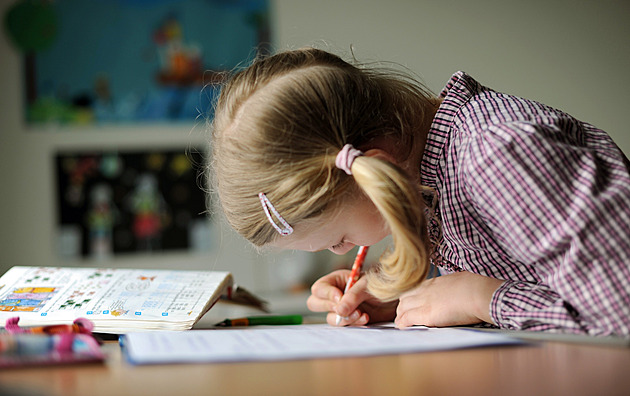 Rodiče i učitelé se bouří: povinné domácí úkoly jako nezákonná diskriminace? Pedagog vysvětluje, proč by měly zůstat