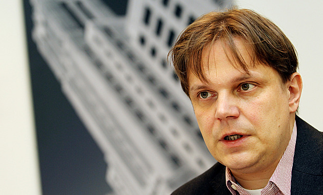 Firmy umí s vyšší daní „pracovat“, s rušením dotací všeobecně souhlasí, říká ekonom Kohout