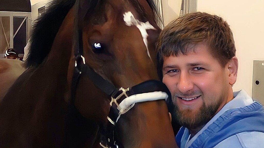 Čečenský vůdce Kadyrov se svým koněm na archivním snímku.