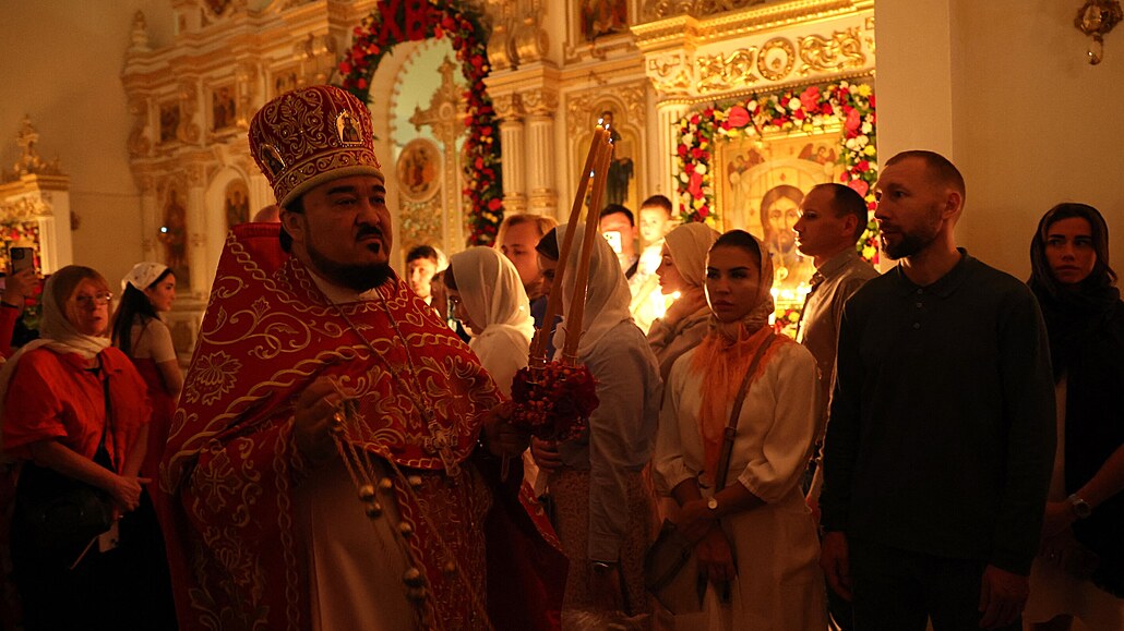 Kněz vede mši v Ruské pravoslavné církvi v emirátu Šardžá v Perském zálivu 15....