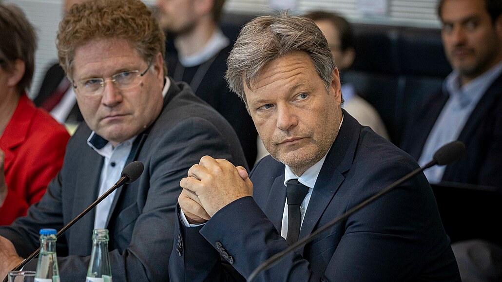 N�mecký ministr hospodá�ství Robert Habeck (na snímku vpravo) a jeho klí�ový...