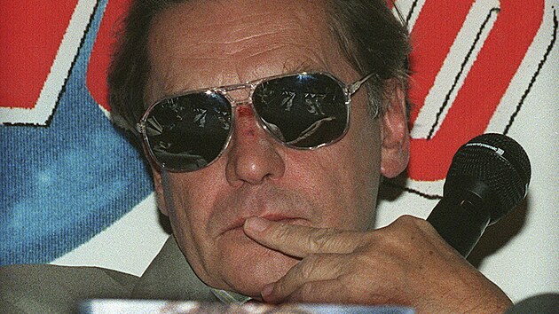 Helmut Berger se svojí biografií v roce 1998.