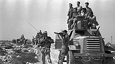 Hlídkující izraelští vojáci během války s arabskými státy v letech 1948 až 1949.