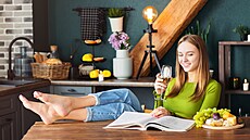 Žena u vína a knihy - ilustrační foto. | na serveru Lidovky.cz | aktuální zprávy