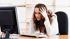 Úzkost a stres. Polovina lidí se v práci potýká s vlivy, které zhoršují zdraví