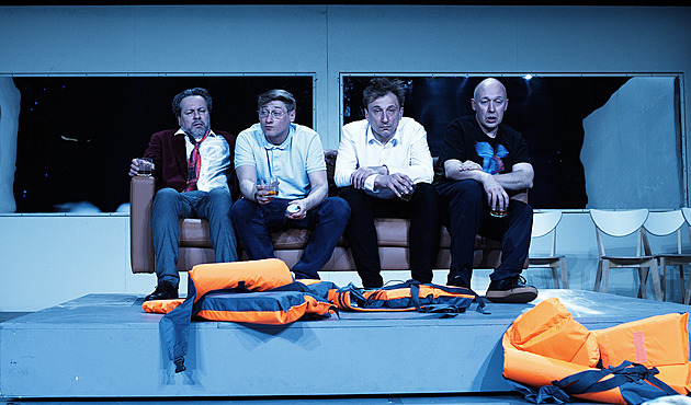 Zpíjení se namol v divadle příliš nevychází. Adaptace filmu Chlast ve Švanďáku zaujme až finální scénou