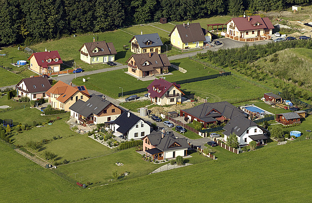 Nákup pozemku krok za krokem: než začnete stavět základy, čeká vás dlouhá a trnitá cesta. Kdo vám pomůže?