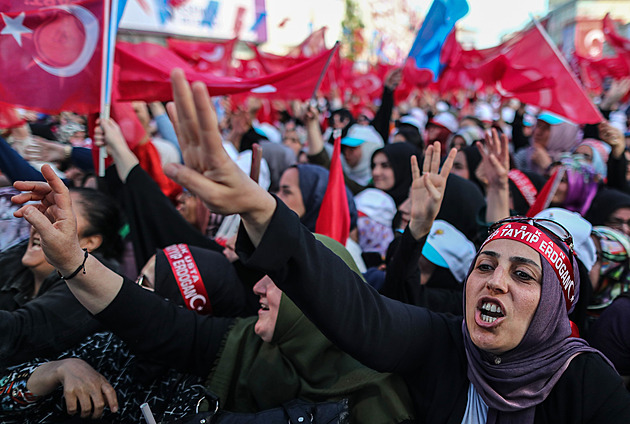 Druhé kolo zažijí poprvé: Turci volí hlavu státu, favoritem je Erdogan. Jaké šance má opoziční lídr?