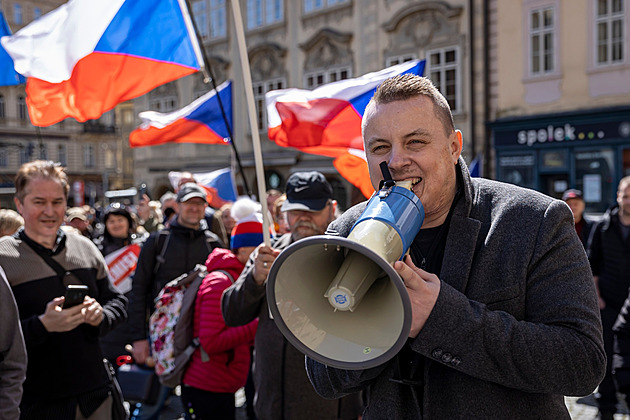 Proč lidé naslouchají Rajchlovi, i když nic konkrétního nenabízí? Ztotožní se s ním všichni nespokojení, míní expert