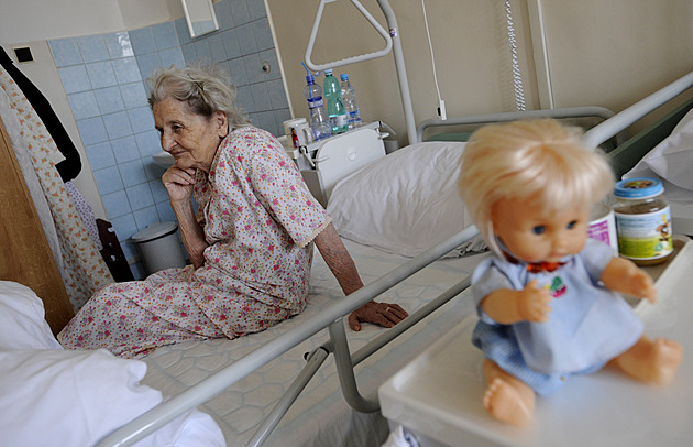 Na eldéenkách leží lidé, kteří péči lékařů nepotřebují. Z pobyt by měli platit, říká šéfka unikátního projektu