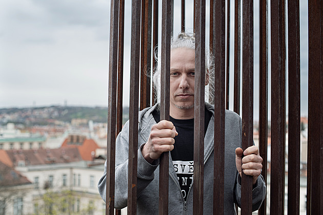 Zákazy jsou nesmysl. Problém nezmizí, omamné látky se jen přesunou na nelegální trh, říká Pirát Veverka