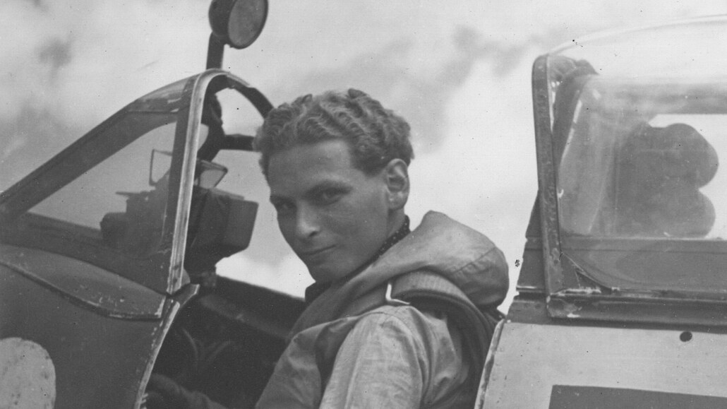 František Elston v kabině stíhacího letounu Spitfire