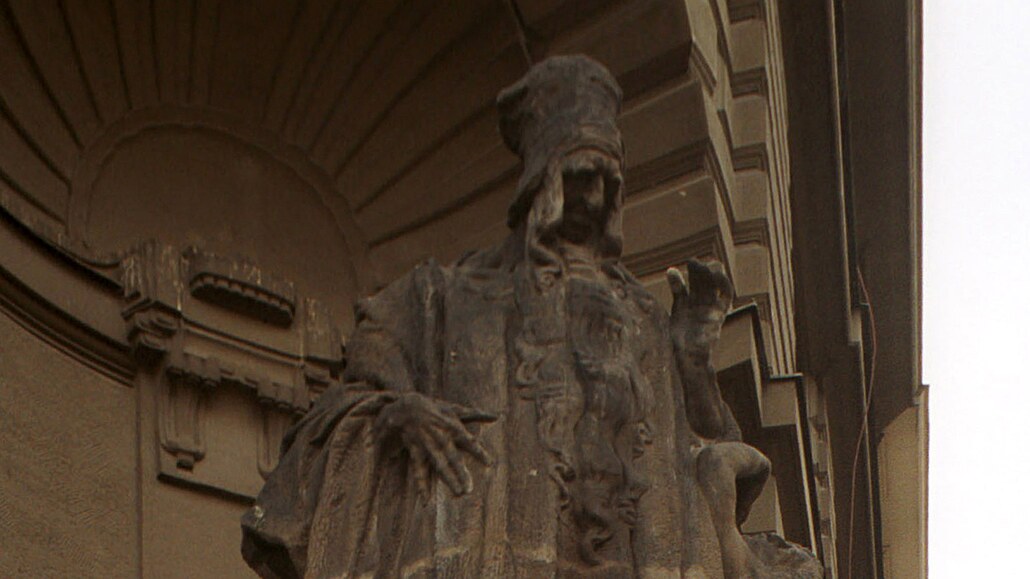 Zpátky ve výklenku. Na své p�vodní místo na Nové radnici se socha rabiho Löwa...