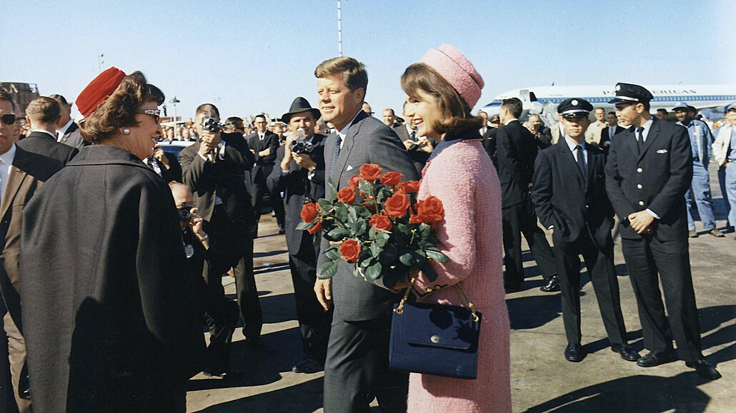 Prezident John F. Kennedy a jeho žena Jacqueline těsně po příletu do Dallasu...