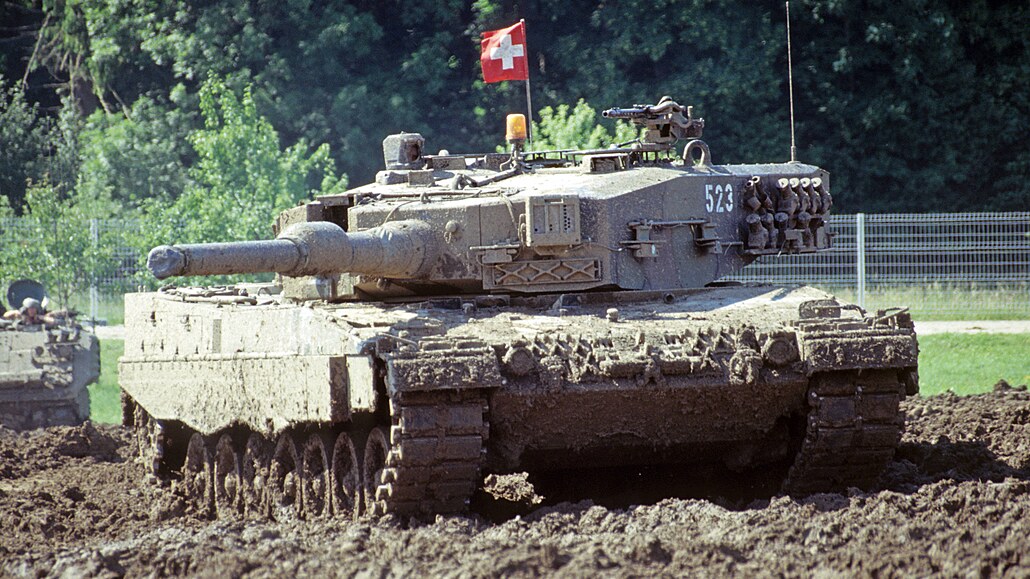 Nmecký tank Leopard 2 ve výcarských slubách