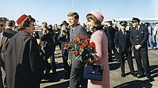 Prezident John F. Kennedy a jeho ena Jacqueline tsn po píletu do Dallasu...