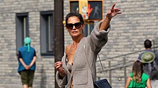 Katie Holmesová a její slavná �ka�mírová podprsenka�.