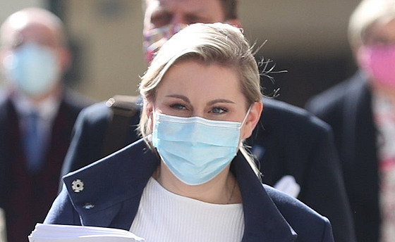 Poslankyn� Tatiana Malá za ANO (uprost�ed).