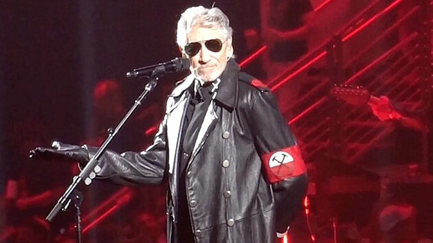 Roger Waters v kostmu, kter zpsobil poprask