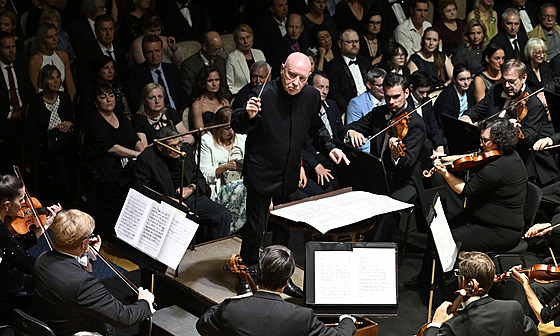 Dirigent Christoph Eschenbach na záv�re�ném koncertu �eské filharmonie v rámci...