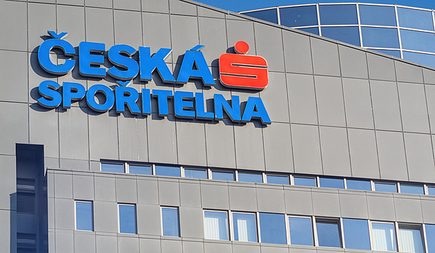 Banky prudce sráží úroky ze spořicích účtů. Jak si stojí malé finanční ústavy ve srovnání s giganty?